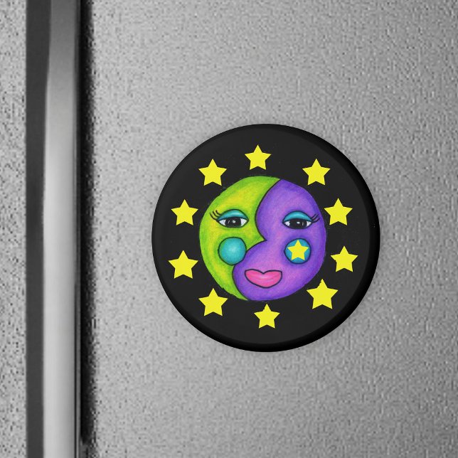 Måne Ansikte och Stars Magnet (Purple green moon with cute face surrounded by yellow stars on black round magnet.)