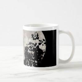 Måne bakom mörk löv kaffemugg