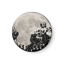 Måne bakom mörk löv