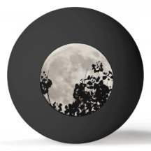 Måne bakom mörk löv