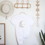 Måne Child | Boho Hippie Mamma T Shirt<br><div class="desc">Den här mamman har en bohemisk blommigt måne och ett sött handskrivet teckensnitt. Den här skjortan är perfekt att meddela att du förväntar dig eller ge som en gåva till bästa mamma i ditt liv. Den får inte mer Boho-Chic än den här "Stanna Vild Måne Barn Babykläder". Med drömmande boho...</div>