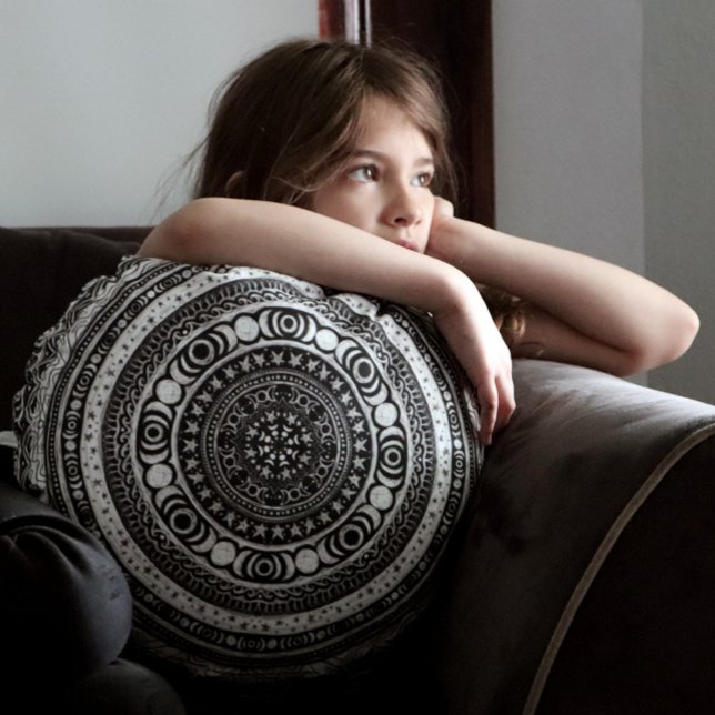 Måne Child Mandala Triple Måne Rund Kudde (Skapare uppladdad)