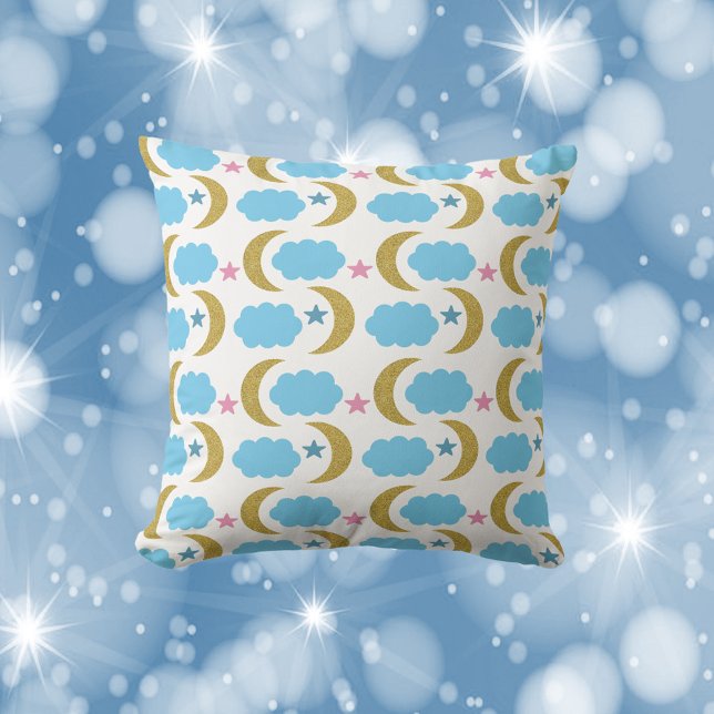 Måne Cloud Stars Faux Guld Glittern Kudde (A throw pillow with faux gold glitter moons and blue clouds.)
