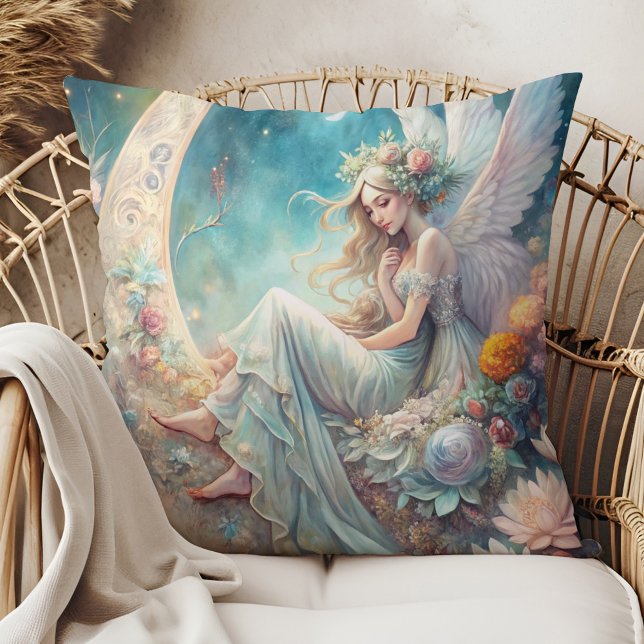 Måne Fairy - Celestial Fantasy Art Kudde (Enchanted Moon Fairy – Celestial Fantasy Art Throw Pillow on a boho rattan armchair)