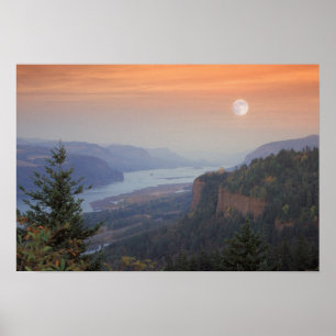 Måne hänger i himlar ovanför Vista Poster