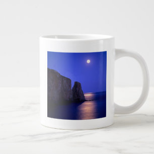 Måne i skymning Perce Rock Gaspe kust Quebec Jumbo Mugg
