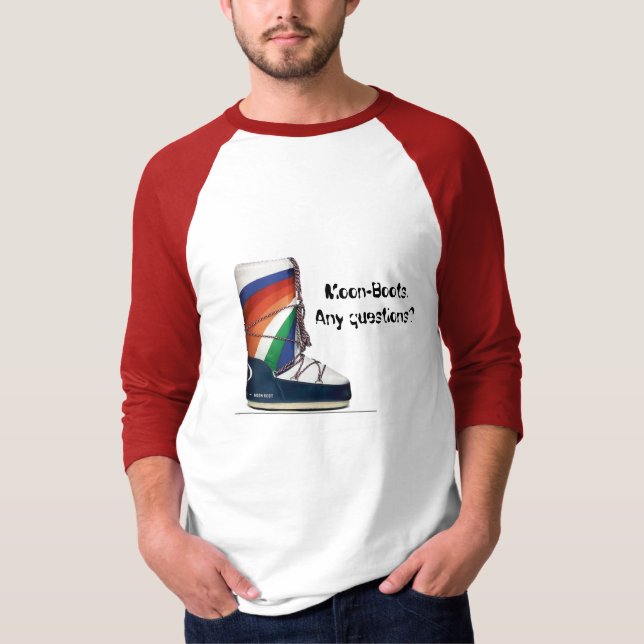 Måne-Kängor. Något ifrågasätter? T-shirt (Framsida)