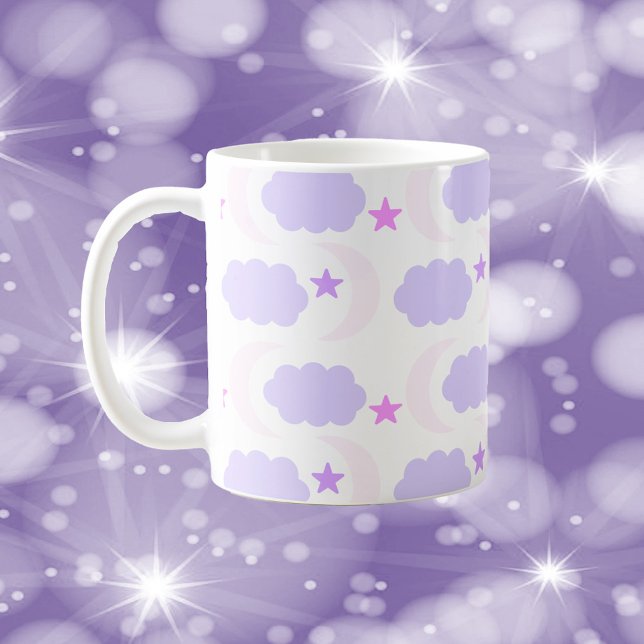 Måne Moln Stjärnor Ljus Rosa Lila Kaffemugg (A mug with a pink and purple pattern of clouds, moons and stars.)