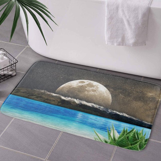 Måne och Beach Badrumsmatta (Moon And Beach Bath Mat by Looly Elzayat
)