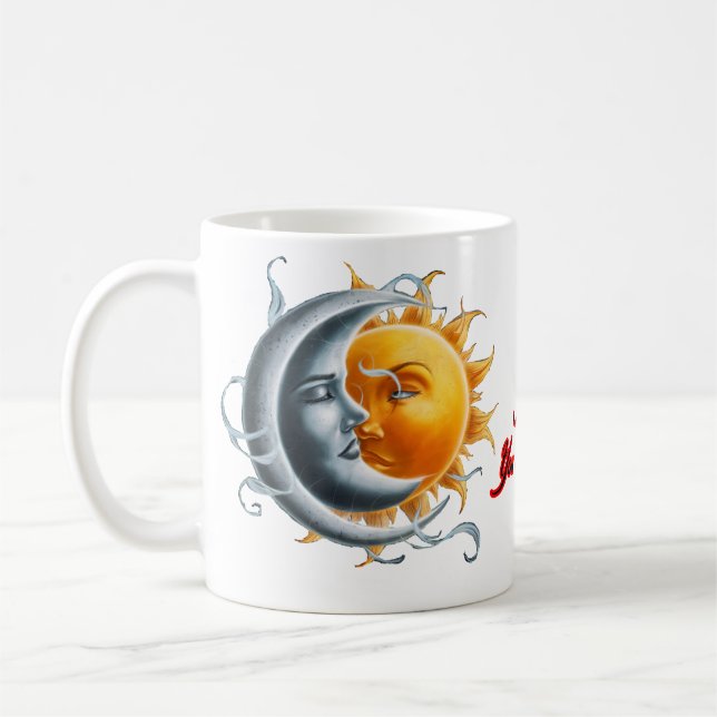 Måne och Sol dansar tillsammans på en vit Kaffemugg (Vänster)