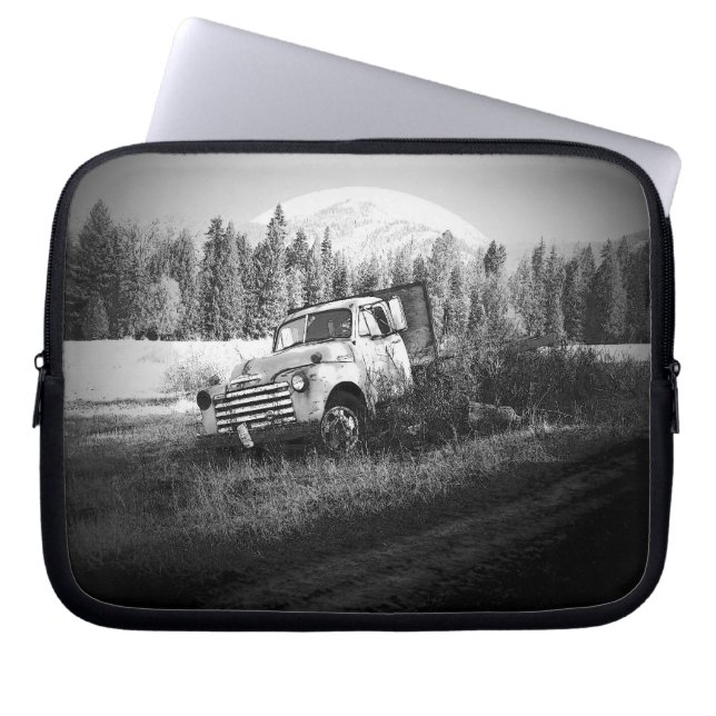 Måne över den gamla Rusty Farm Lastbil Laptop Sleeve (Framsidan)