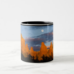Måne över det Sedona berg Två-Tonad Mugg