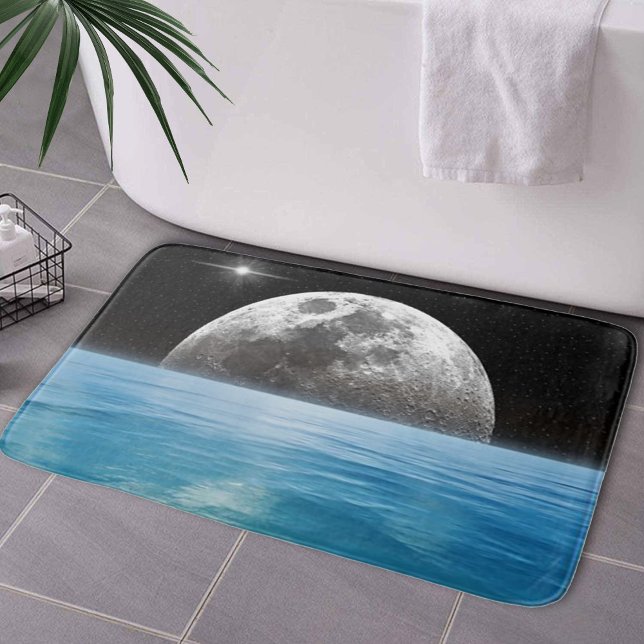 Måne över havet badrumsmatta (Moon Over the Ocean Bath Mat by Looly Elzayat
)