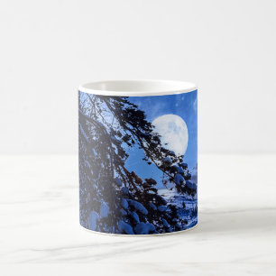 Måne över snöfir träd och havs kusten nattetid kaffemugg