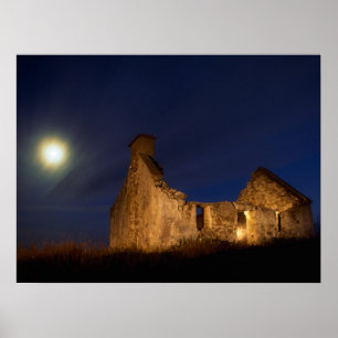 Måne över stugruiner   County Galway, Irland Poster