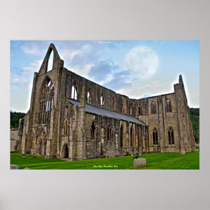 Måne över TAT Abbey Cistercian Cloisters Wales Poster