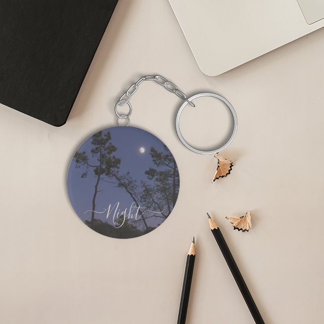 Måne på natten i en nyckelkedja för skogar nyckelring (The moon at night in a forest keychain
)