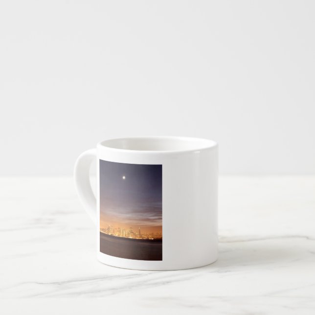 Måne som ställer in över San Francisco på disiga Espressomugg (Framsida vänster)