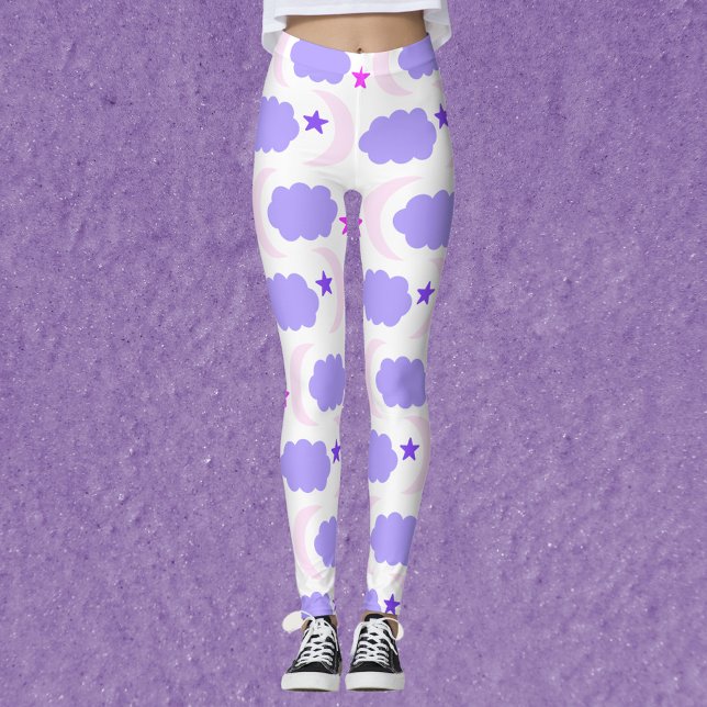 Måne Stars Clouds Mönster Mörk Lila Rosa  Leggings (A pair of leggings with a moon, star and cloud pattern in pink and purple.)