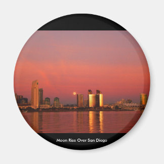 Måne Stiga upp över San Diego Magnet