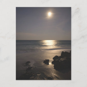 Måne stiger över havet vykort