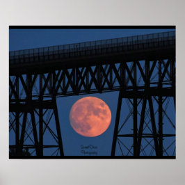 Måne Stigning under Walkway Bridge Poster