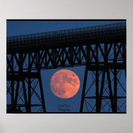 Måne Stigning under Walkway Bridge Poster
