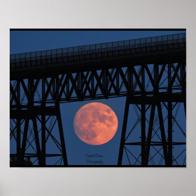 Måne Stigning under Walkway Bridge Poster (Framsidan)