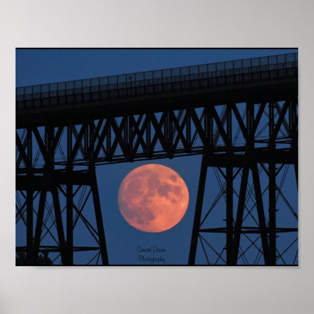 Måne Stigning under Walkway Bridge Poster (Framsidan)