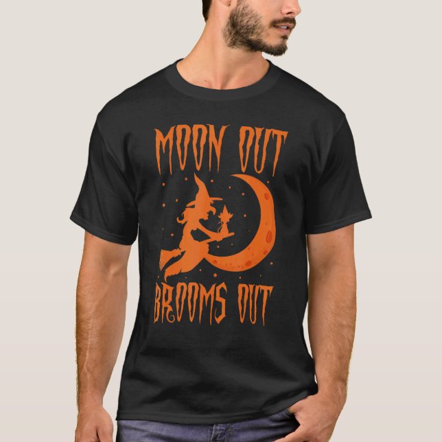 Måne Ut Kvastar Ut Halloween Kvast Häxa Hatt Ca T Shirt (Framsida)