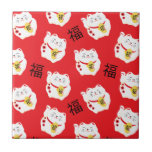 Maneki Neko Cute Lucky Cat Red and White Kakelplatta<br><div class="desc">Japansk tradition i form av den turkiske italienaren söt vit Maneki Neko-katt. Maneki Neko cat mönster på röd bakgrund. Du kan anpassa och ändra bakgrunden färg till kostym till din dekoration.</div>