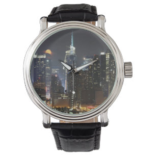 Månelöneförhöjningar över midtownen New York. Armbandsur