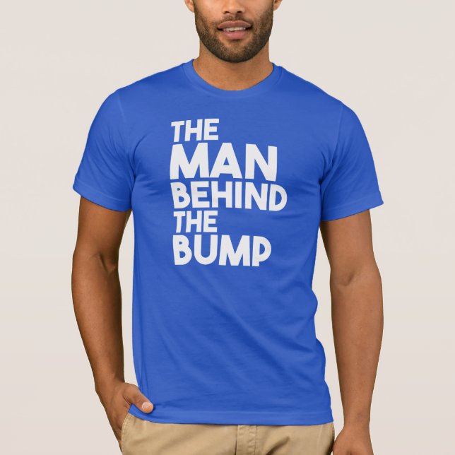 Manen bak bulapappan som är skjorta tee shirt (Framsida)