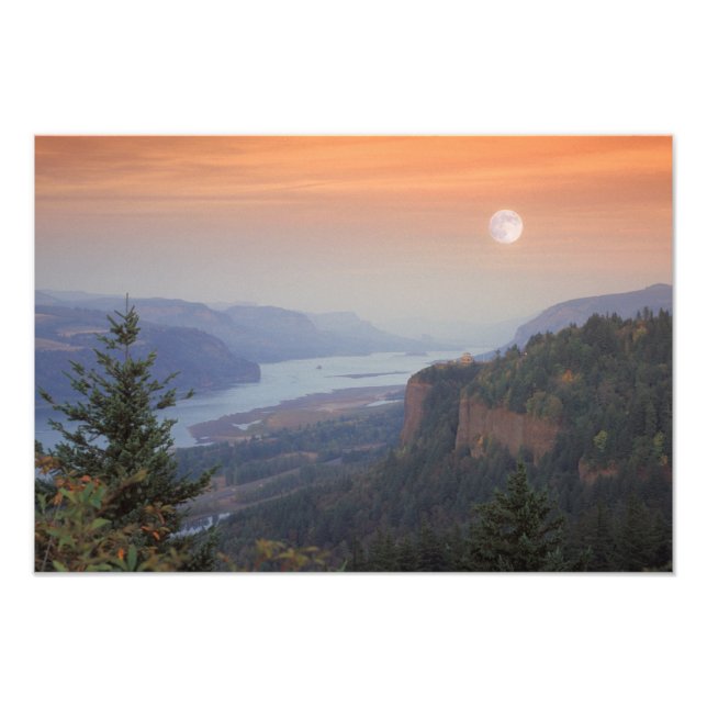 Månen hänger i himlen ovanför Vista Fototryck (Framsidan)
