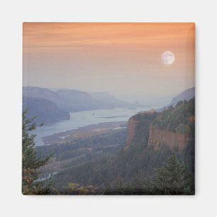 Månen hänger i himlen ovanför Vista Magnet