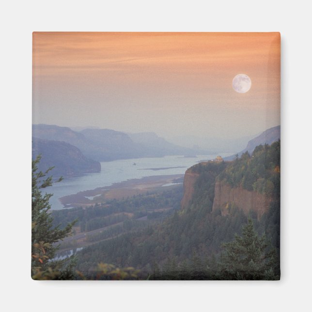 Månen hänger i himlen ovanför Vista Magnet (Framsidan)