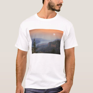 Månen hänger i himlen ovanför Vista Tee