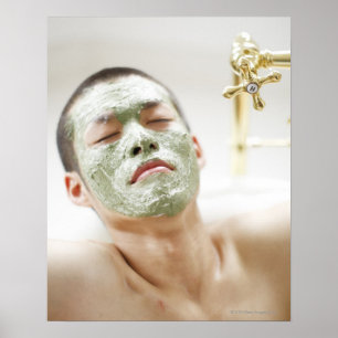 Manen som kopplar av i ett badkar med en poster