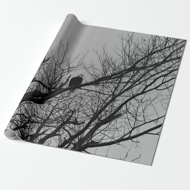 Manen som ser upp presentpapper (Utrullad)