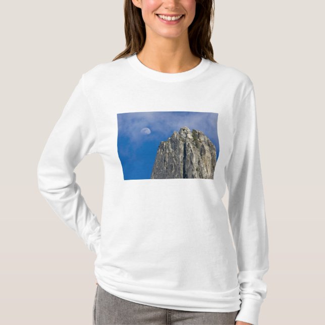 Månen stiger och lyser genom molnen t shirt (Framsida)