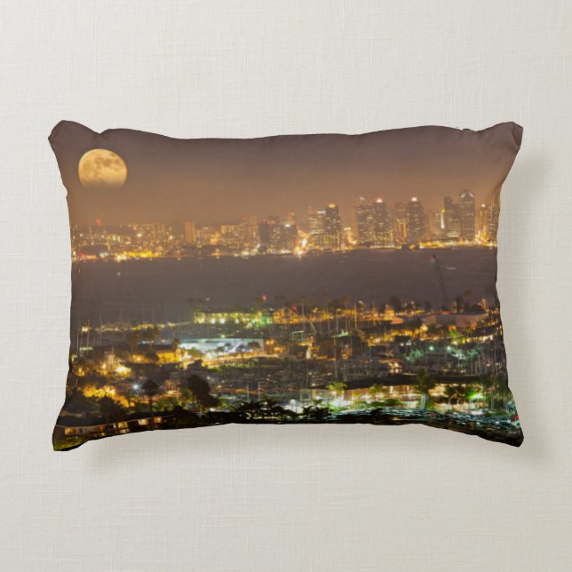 Måneuppgång över San Diegos skyline Prydnadskudde (Framsidan)