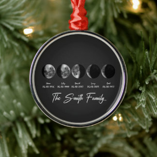 Månfas The Smith Family – Anpassade Namn & Datum Julgransprydnad Metall