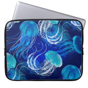 Många blå jellyskar simmar under vatten. Seamles Laptop Fodral