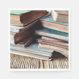 Många bokar på en gammal stol pappersservett