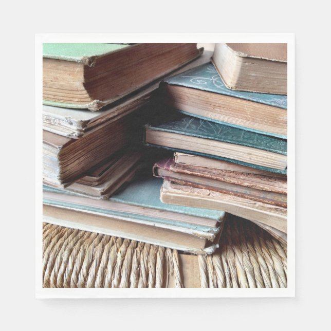 Många bokar på en gammal stol pappersservett (Framsidan)