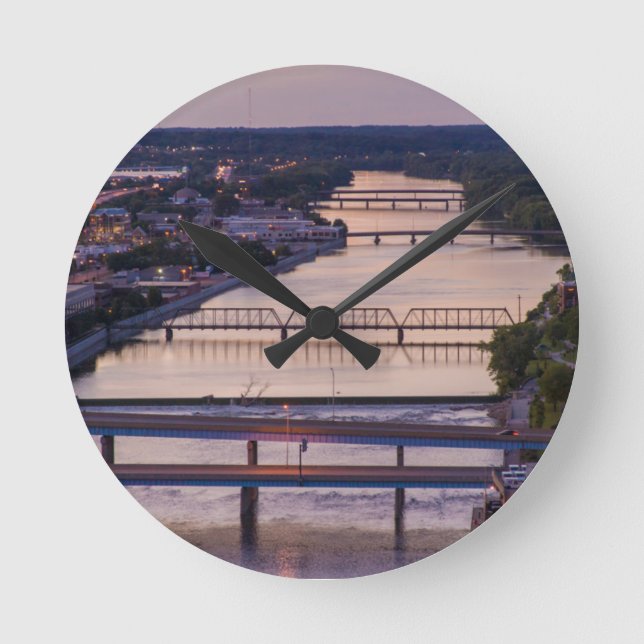 Många broar sträcker sig över storfloden, solnedgå rund klocka (Framsida)