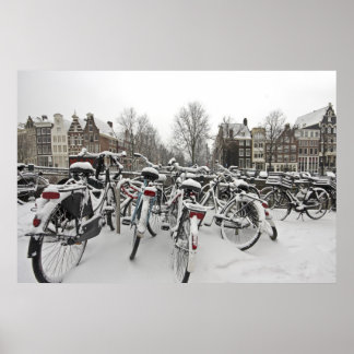 Många cyklar på vintern i Amsterdam Nederländerna Poster