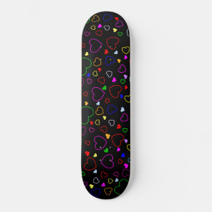 Många färgstarka hörn på svart skateboard