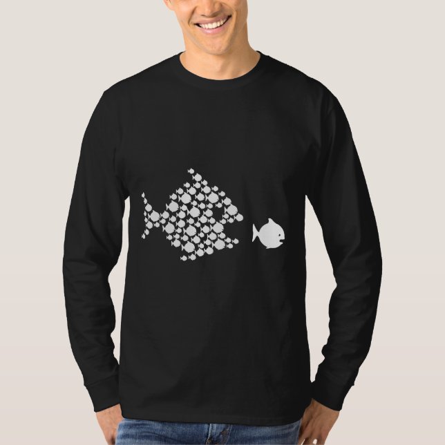 Många fiskar som jagar stora fiskar t shirt (Framsida)