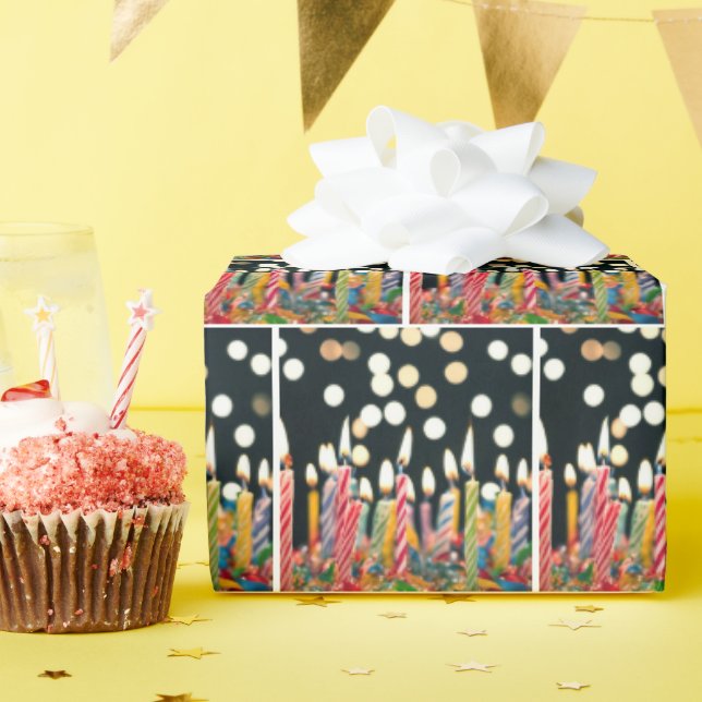 Många födelsedagsljus på kummel presentpapper (Födelsedagsfest)